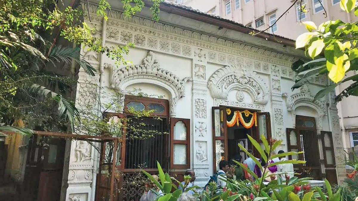 mumbaiheritage's tweet photo. Did you know?
There’s a 127-year-old Dattatreya temple near Chowpatty that opens to the public only once a year, on Datta Jayanti.
Built in 1898 by Shantaram Narayan Dabholkar, the temple’s carved exterior is in Porbandar-stone, the floor in Italian marble, with teak wood doors from Burma; the main sanctum houses a 9-ft Italian-marble shrine of Lord Dattatreya.
#DattatreyaJayanti #dattajayanti #mumbaiheritage
