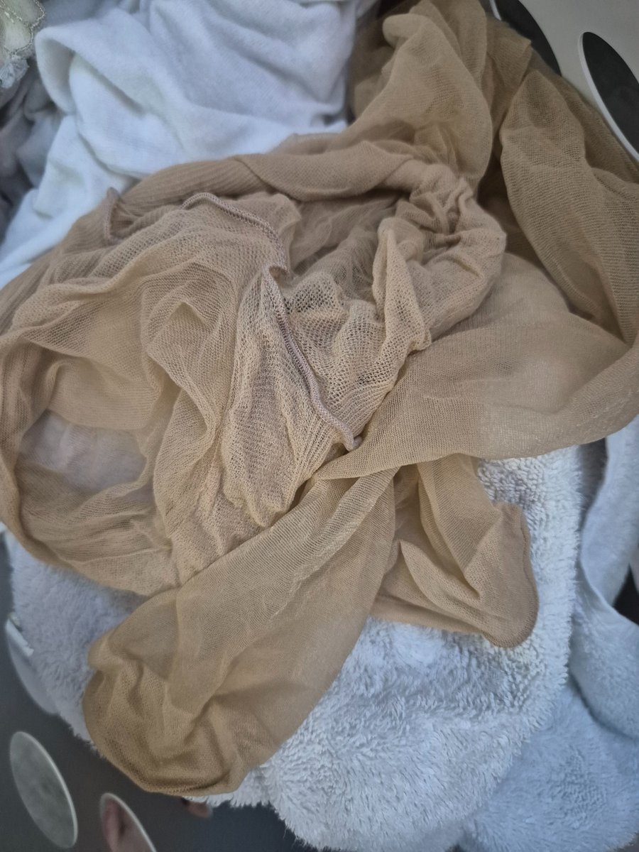 겨울이 되니 스타킹의 계절이네요 ㅎ
허물벗어논듯 빨래통에 있는게 꼴릿해서
#네토 #스타킹 #팁토