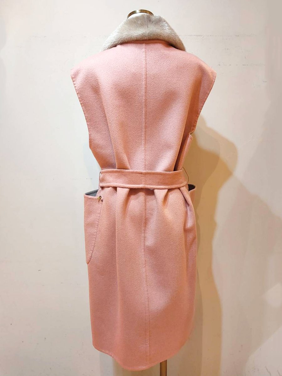 gallery_jpg_vw's tweet photo. ◆COLVA(コルヴァ)◆ウールカシミヤ ロングジレが入荷しました。
定価：1,023,000円(税込)
弊社通販サイト商品ページ⇒https://t.co/4TdF5iDtQG
ロロピアーナ社製のウールカシミヤ素材、ダブルフェイス生地を贅沢に使用したロングジレ。

Gallery なんばCITY本館1階店
【PHONE】06-6644-2526 https://t.co/gb7QwAf4mo