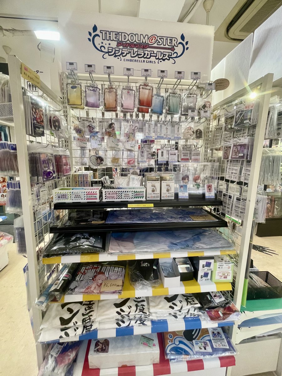 Kotobukiya_akb's tweet photo. 【コトブキヤ秋葉原館1階】
コーナー紹介 : 「アイドルマスター シャイニーカラーズ」
▼当館1階にてアイドルマスターシャイニーカラーズの
Tシャツ、アクリルスタンド、トレーディング商品など、色々なグッズ取り扱いしております✨

ご来店お待ちしております！
#idolmaster #imas_sc https://t.co/I0MBHOeBEk