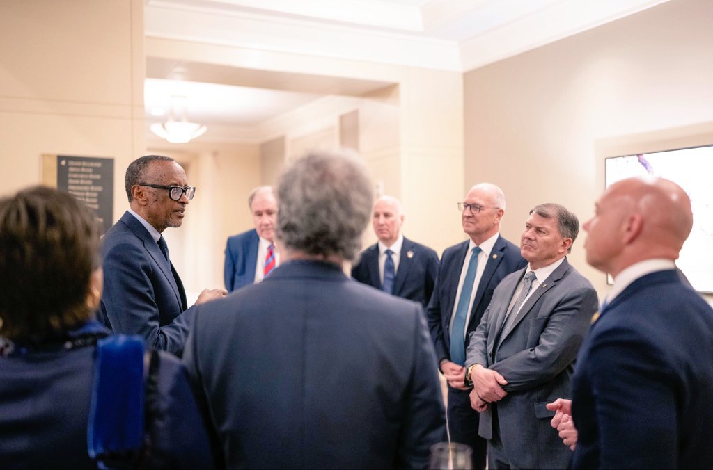 Rugira_H_Mirage's tweet photo. Perezida @PaulKagame yagiranye ibiganiro n’abagize Inteko Ishinga Amategeko ya USA: @SenatorRounds @RepBrianMast @SenKevinCramer @SenatorRicketts @RepRonnyJackson @RepTrentKelly, bigamije gushimangira ubufatanye hagati y’impande zombi mu guteza imbere amahoro arambye n’iterambere https://t.co/oHBH4Iq9ti