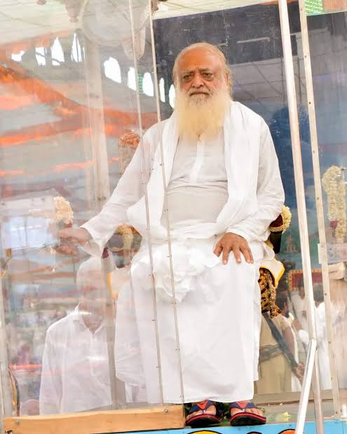 आसाराम बापू ने स्वदेशी उत्पादों के प्रचार के लिए कभी मीडिया या सेलिब्रिटी को पैसा नहीं दिया।

उनका आश्रम किसी नेता,सरकार या चंदे पर नहीं,बल्कि साधकों की मेहनत और सेवा पर चलता था।

बापू का स्पष्ट सिद्धांत था जो भी धन है,वह धर्म का है और उसका उपयोग केवल धर्म कार्यों में होना चाहिए।