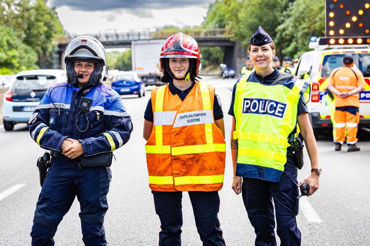 #JeudiPhoto | 👩‍🚒👨‍🚒En ce jour de la Sainte-Barbe, nous mettons à l’honneur les sapeurs-pompiers, engagés quotidiennement pour la protection de la population. Leur courage, leur engagement et leur sens du devoir en font des partenaires essentiels sur le terrain.
<a href="/Interieur_Gouv/">Ministère de l'Intérieur</a>