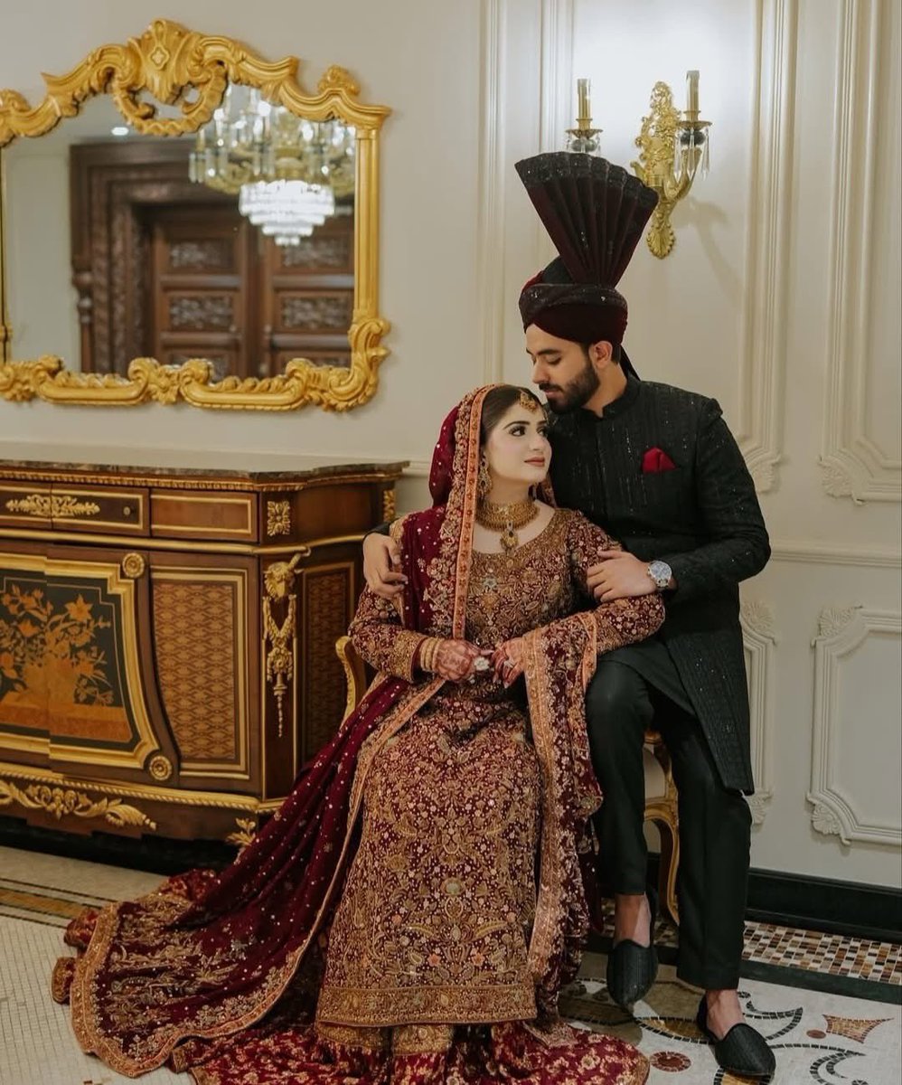 یہ سُرخ جوڑا، اِس کے ہر تار میں مِلن کی بات ہے،
اِک ہاتھ کا سہارا ہے، اِک پَل میں ساری کائنات ہے۔

نظروں میں گُمشدہ ہے وہ، گویا کہ اب جُدائی نہیں،
یہ دِن تو صرف رَسم ہے، دِلوں کی تو قدیم رات ہے۔

#انتخابی_محسن
#اردو_زبان