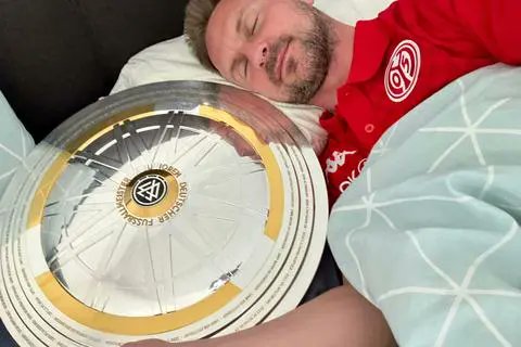 Interimstrainer Benni Hoffmann ist übrigens der Jugendcoach von diesen Spielern gewesen:

- Alexander Isak
- Jason Sancho
- Marvin Ducksch
- Antonio Rüdiger
- Nelson Weiper
- Brajan Gruda
- Paul Nebel
- Bruun Larsen
- Patrick Osterhage
- Amos Pieper
- Jan Niklas Beste

#Mainz05