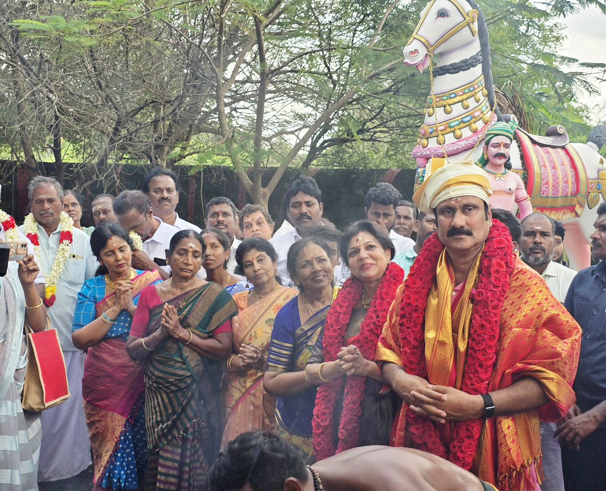 draramadoss's tweet image. எங்கள் குலதெய்வமான விழுப்புரம் மாவட்டம், திண்டிவனம் அருகேயுள்ள நல்லாவூர் அருள்மிகு ஸ்ரீ பூர்ணபுஷ்கலா சமேத ஐயனாரப்பன் கோவிலில் குடும்பத்துடன் தரிசனம் செய்த போது.!