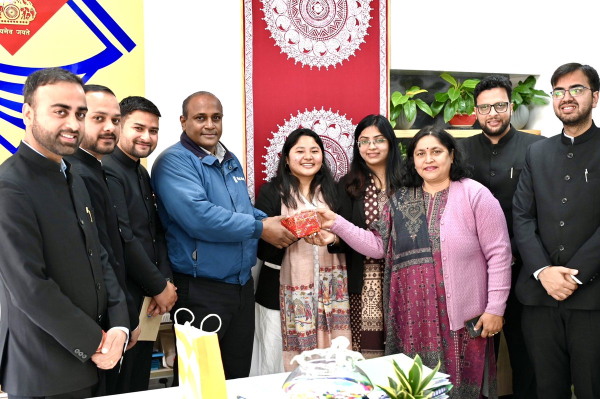 UttarakhandCEO's tweet image. Probationary Deputy Collectors of the Uttarakhand PCS-2024 batch paid a courtesy visit to Chief Electoral Officer Dr. B.V.R.C. Purushottam at the Secretariat today.

#CeoUttarakhand  
#ECI  
#UttarakhandPCS  
#PCS2024  
#SDM  
#IAS