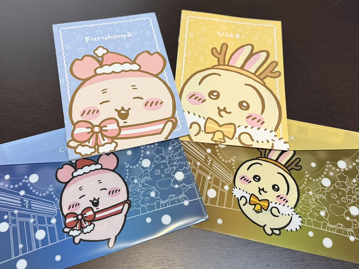 mikazukimasa's tweet image. 🦀ちゃんがサンタで
🐰がトナカイだからバランス良い〜💖

よくよく背景を見ると
しれっとツリーに擬態してる子が……😂
セブンのちいかわフェアグッズ可愛い❣️