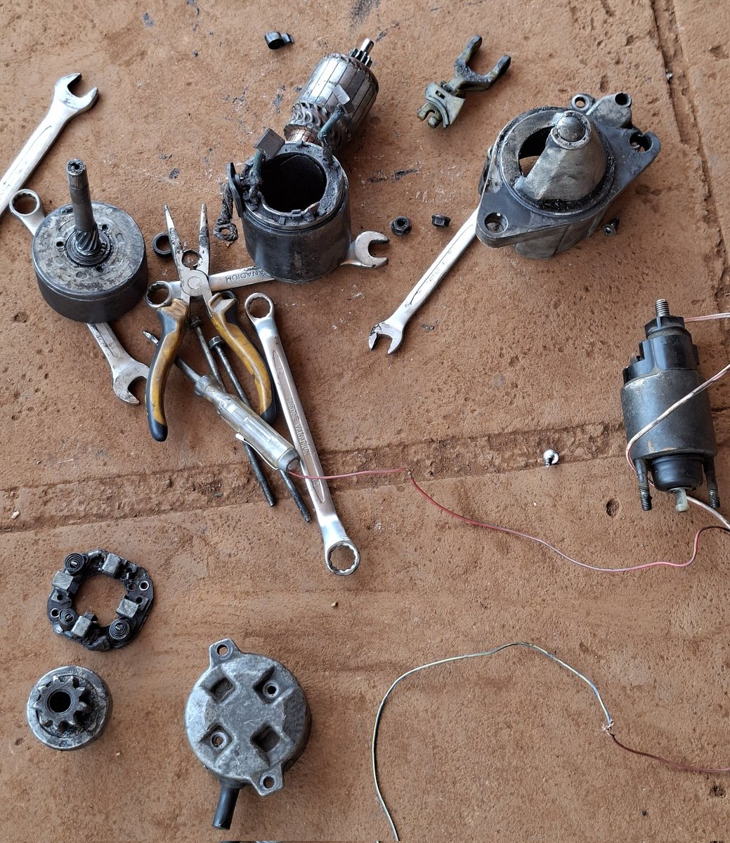 joan_reals's tweet image. Replacing the starter brushes.
Juakali garages taught me how to fix things; modern garages taught me how to replace them.
So the big question is, should you fix or replace?

I highly recommend replacing. You get long-term reliability.
I’m only fixing this as a quick temporary…