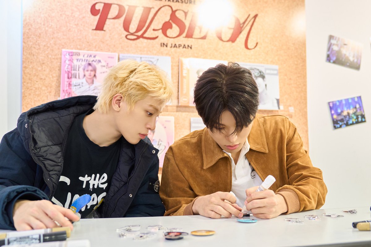 [📸]

POP-UP STOREに来店した
#PARKJEONGWOO #SOJUNGHWAN の
ビハインド写真を公開✨

パネルやグッズにたくさんサインを書いてくれました🌟

お互いを見て真似しながら書いてました☺️💓

#TREASURE #트레저 #トレジャー #PULSE_ON_IN_JAPAN #YG