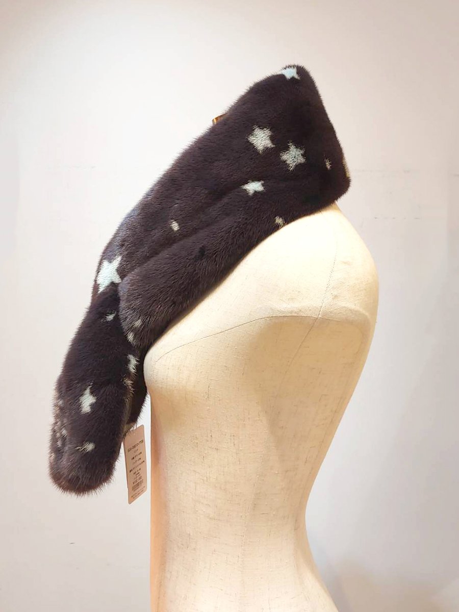 gallery_jpg_vw's tweet photo. ◆CBF(シービーエフ)◆ミンクマフラーが入荷しました。
定価：132,000円(税込)
弊社通販サイト商品ページ⇒https://t.co/XOKyJ3D1c9
「毛皮の宝石」と称されるミンクファーを、星柄に染めたマフラー。切り込みが入っているので着脱も楽に行えます。
Gallery なんばCITY本館1階店
【PHONE】06-6644-2526 https://t.co/IkQYnt5cFs