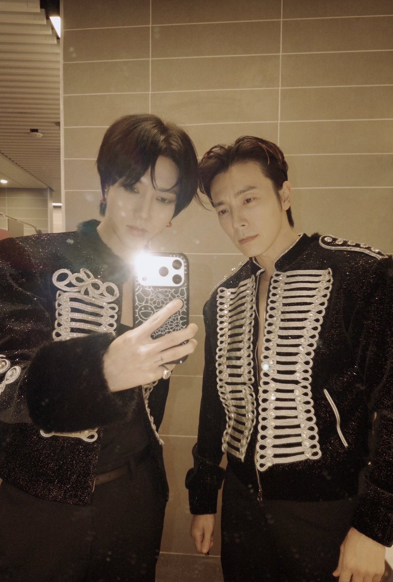 shfly3424's tweet image. Aquí se puso muy frío de repente…
Aunque no me guste mucho el invierno,
también tiene su poquito de encanto~~
Vamos a pasar este invierno bien calientitos juntos, ¿sí? @YESUNG_smtown