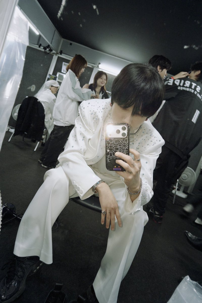 shfly3424's tweet image. Aquí se puso muy frío de repente…
Aunque no me guste mucho el invierno,
también tiene su poquito de encanto~~
Vamos a pasar este invierno bien calientitos juntos, ¿sí? @YESUNG_smtown