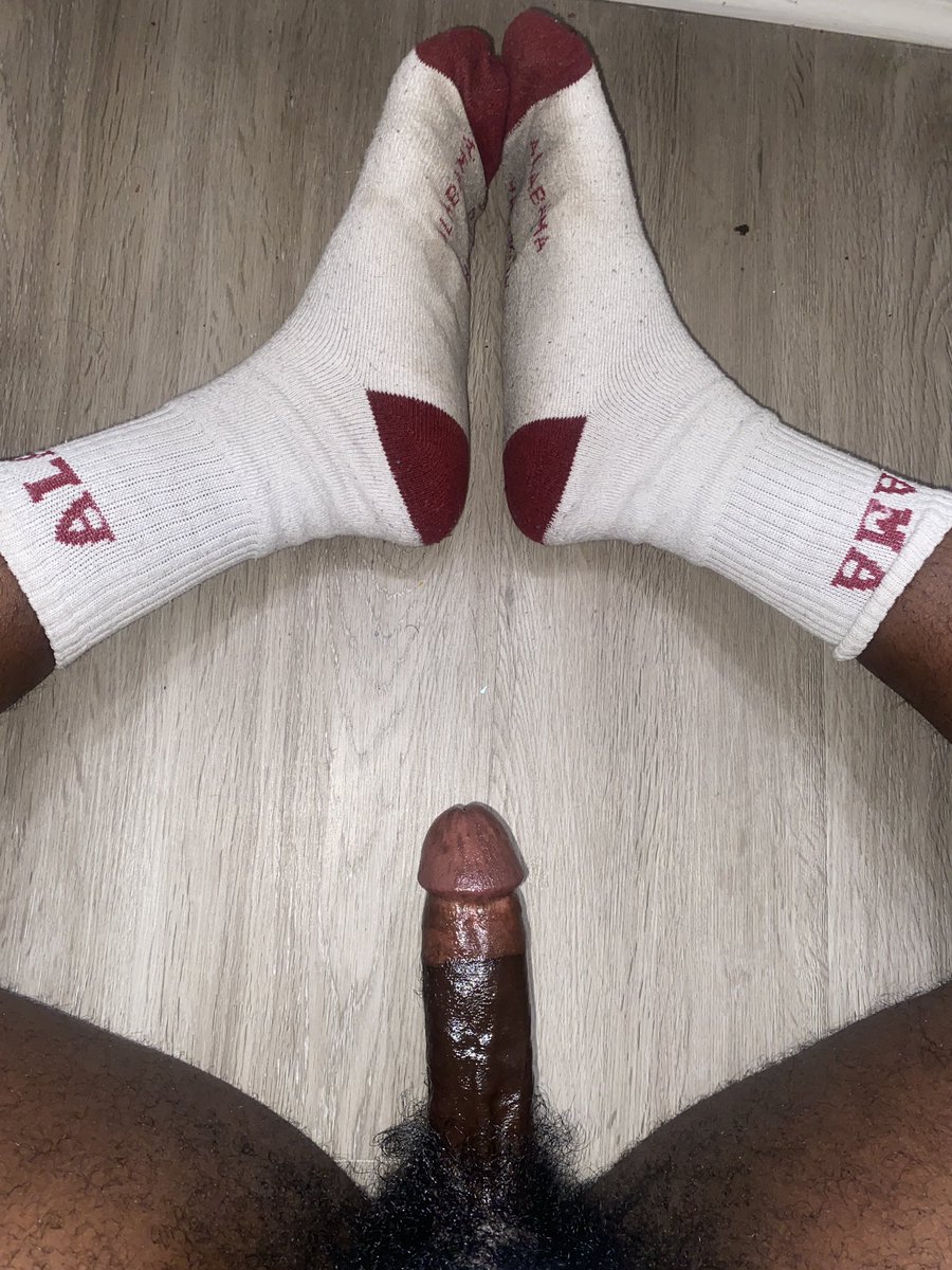 kvngkyliee's tweet photo. Edging my funky dong.. wishing you were sniffing my funky feet😵‍💫👃🏾 

#musty #manscent #hairy #dirtysocks #taboo #NL #horny #b8 #trade #mustydick #hairyhole #feet #edging https://t.co/BrLB8OO38x
