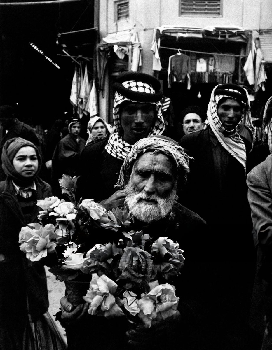 بائع الزّهور في النجف الأشرف، شتاء ديسمبر عام ١٩٥٦مـ. بعدسة الإيطالي ماريو دي بيازي.