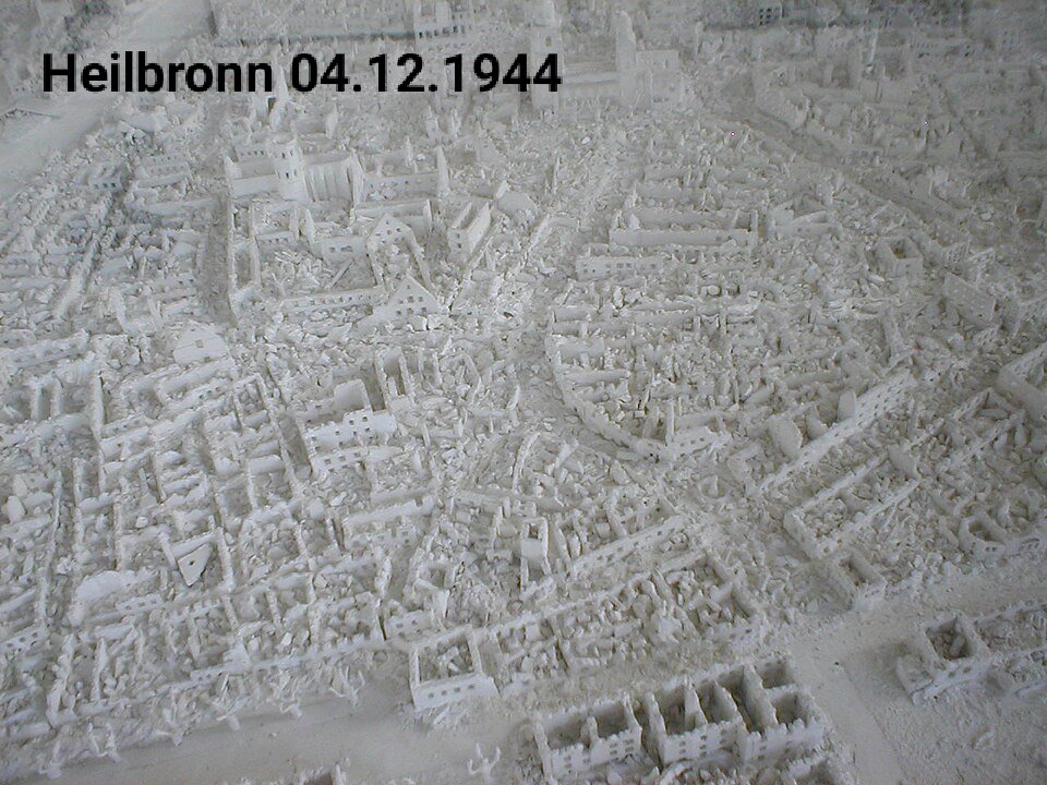04.Dezember 1944
Heilbronn wird bei einem Luftangriff total zerstört.
6500 Menschen sterben.
Ursache: 
Nazi-Machtergreifung
Nazi-Weltkrieg
Nazi-Wahn 
Nie wieder braune Alternative an der Macht!
#Wochenteiler