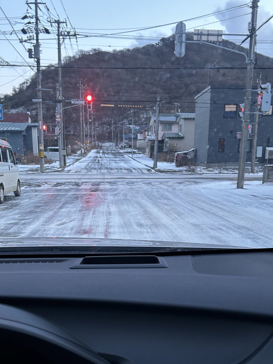 masakin3811's tweet photo. 道路ツルツルやん🥶 https://t.co/Uv5h7CdT9E