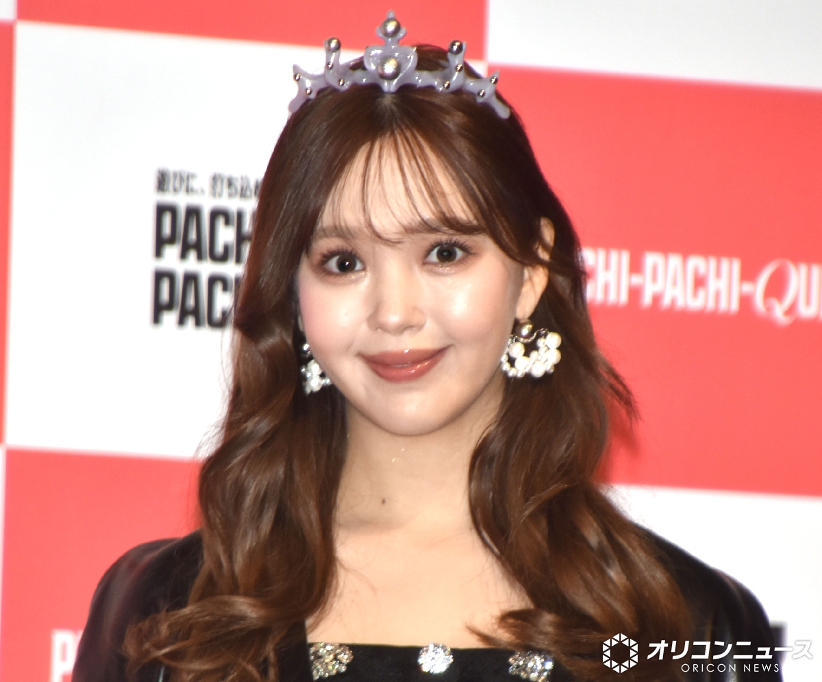 oricon's tweet image. 藤田ニコル『PACHI-PACHI-7』
新CM発表会にティアラを付けて登場👸

知らない人からの缶コーヒーに感動
パチンコ中のエピソード告白✨️
oricon.co.jp/news/2422758/f…

CMでクイーン役で「内心はニヤニヤ」
佐久間宣行＆はじめしゃちょー
2人を“締め上げる”⁉️
oricon.co.jp/news/2422759/f…

 #藤田ニコル