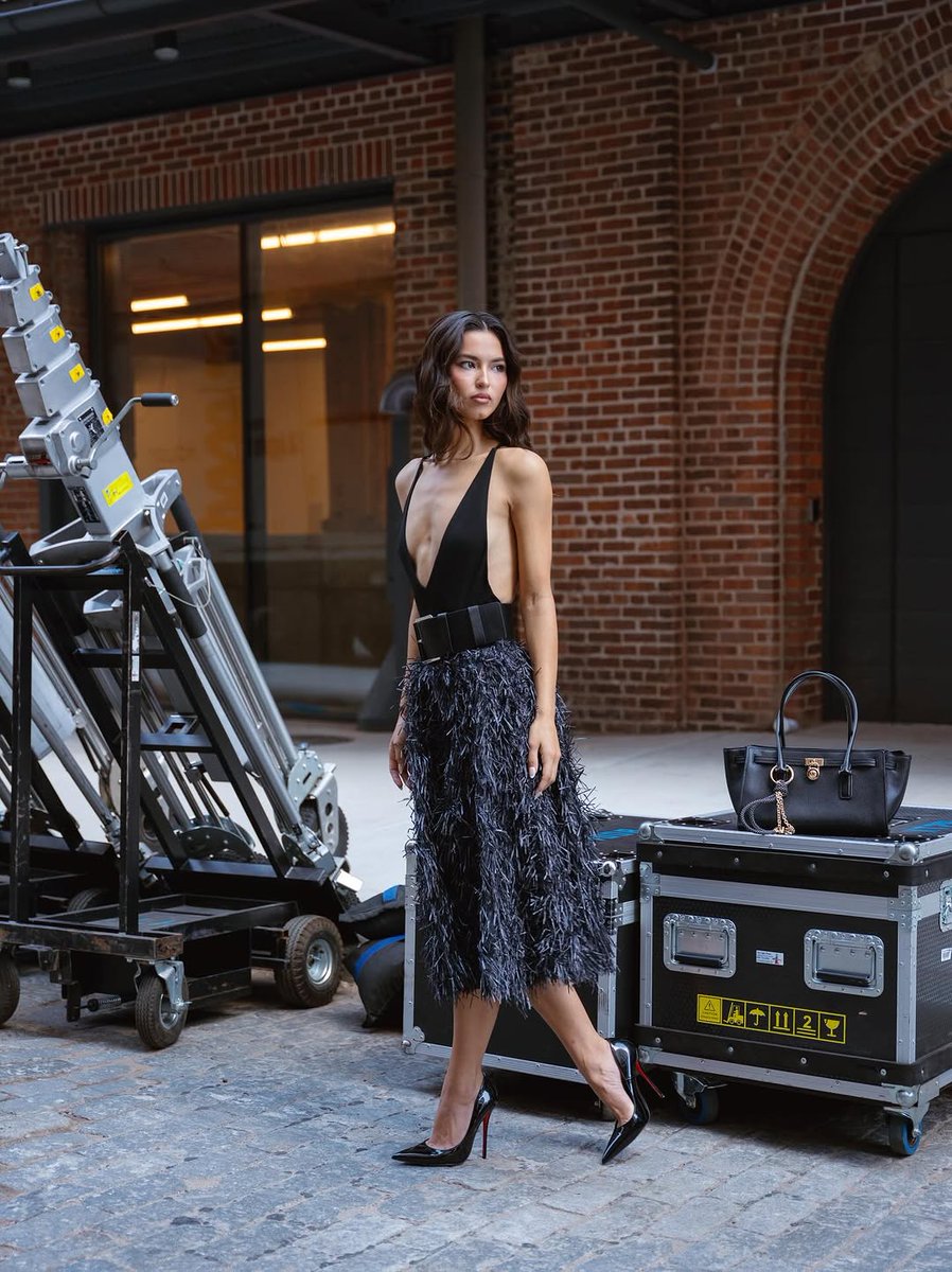 knows how to put on a show✨

Will never feel normal being dressed by dream brands and getting to watch the artwork walking down the runway. So absolutely grateful for my life and the brands that allow me to be a part of their world ❤️