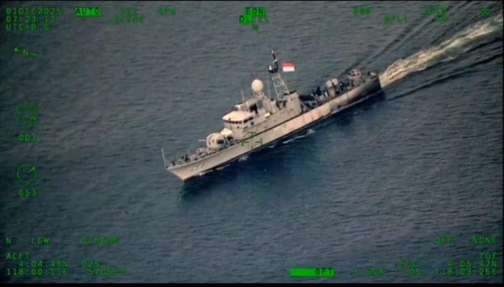 Jatosint's tweet photo. Indonesian Navy #TNIAL FACs, KRI Golok (688) and KRI Badik (623), and Boeing 737-200 Surveillance operated together along 🇮🇩🇲🇾 maritime border in Karang Unarang, North Kalimantan (1/12)

📸2nd Fleet https://t.co/URtBq55R0Z