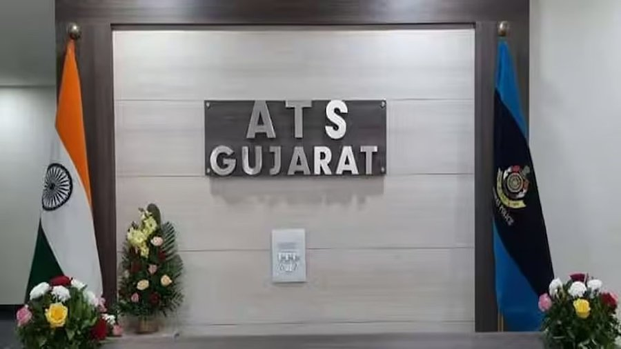 AlternateMediaX's tweet image. Gujarat ATS busts espionage network

Two arrested- ex-Army Subedar AK Singh from Goa and Rashmani Pal from Daman. Both allegedly in contact with Pakistan and accused of leaking classified information.

#GujaratATS #Espionage #NationalSecurity #BreakingNews #IndiaPakistan