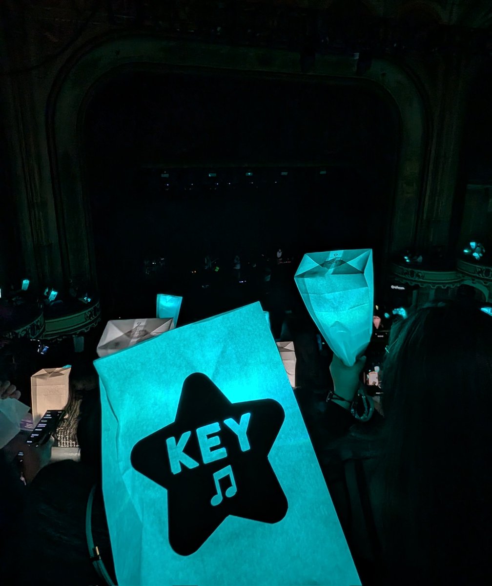 LAシャヲルが用意してくれたルミナリーバッグ、ペンラやスマホにかぶせて掲げたらまるでランタンが浮いてるみたいで、キーくんのための星を掲げながら聞くThis Lifeはすごく愛しい時間だった