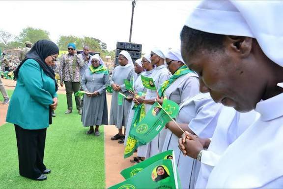 MariaSTsehai's tweet photo. ‼️🚨 NOVICE (NUN) WAS ABDUCTED AND TORTURED BY SAMIA SULUHU SECURITY FORCES‼️
#Tanzania
In his speech the Secretary General of the @tanzaniaepisco1 Father Kitima mentioned abductions, he mentioned a novice’s abuction
Last Saturday, the novice who is based in Mwanza was sweeping and went outside to throw the litter when she was abducted and disappeared for several days, tortured and sexually abused! They took degrading photos of her and threatened to release them if she spoke 
What did they want? Access to Bishop Renatus Nkwande! They wanted to know how to reach him! When they finally released the novice after 5 days she was rushed to Bugando Hospital where the police tried to force a statement but she is critical condition
The novice is from the Benedictan order - the same order that is based in Rukwa and during campaign the sisters were forced to do a photo op with Suluhu and they were sharply rebuked for this! 
This is how @SuluhuSamia is targeting Catholic clergy systemically 
@OHCHR_EARO @UNHumanRights @AmnestyEARO @hrw @SFRCdems @SenateForeign @HouseForeign @FCDOHumanRights @StateDRL 

Hivi ninyi mna akili sawa? Mnateka na kuumiza watawa sasa? Mnafikiri mtatisha kanisa katoliki hivi? Mnatia kinyaa! Mwanamke unajitapa eti we rais alafu utawala wako unasheheni ubakaji na ulawiti!
Sick people 🚮
Huyu mwanafunzi wa usista aliyemtaja Fr Kitima ni wa Mwanza na walimteka kwa sababu walitaka awaonyeshe Askofu Nkwande walipo wamdhuru! Yaani hawa watu ni MASHETANI!
Bila #D9 haya yataendelea na kuwa mbaya zaidi
Tuhakikishe #SamiaMustGo #D9Tunatoka 
#TanzaniaMassacre