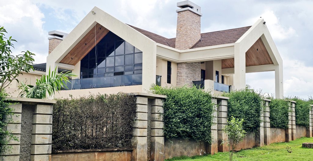 Constra_'s tweet image. 🚧 A visually compelling residence that merges modern design with warm natural finishes 

🏠 Project Type: 5-Bedroom Bungalow
📍 Location: Thika greens, Kenya
📏 Plot Size: 1/3 Acre
📐 House Size: 750 sqm

PROJECT TEAM:
🎨 Design by: @ArchitectMwangi
🔨 Execution by:@MOSAFE_
👷🏽…