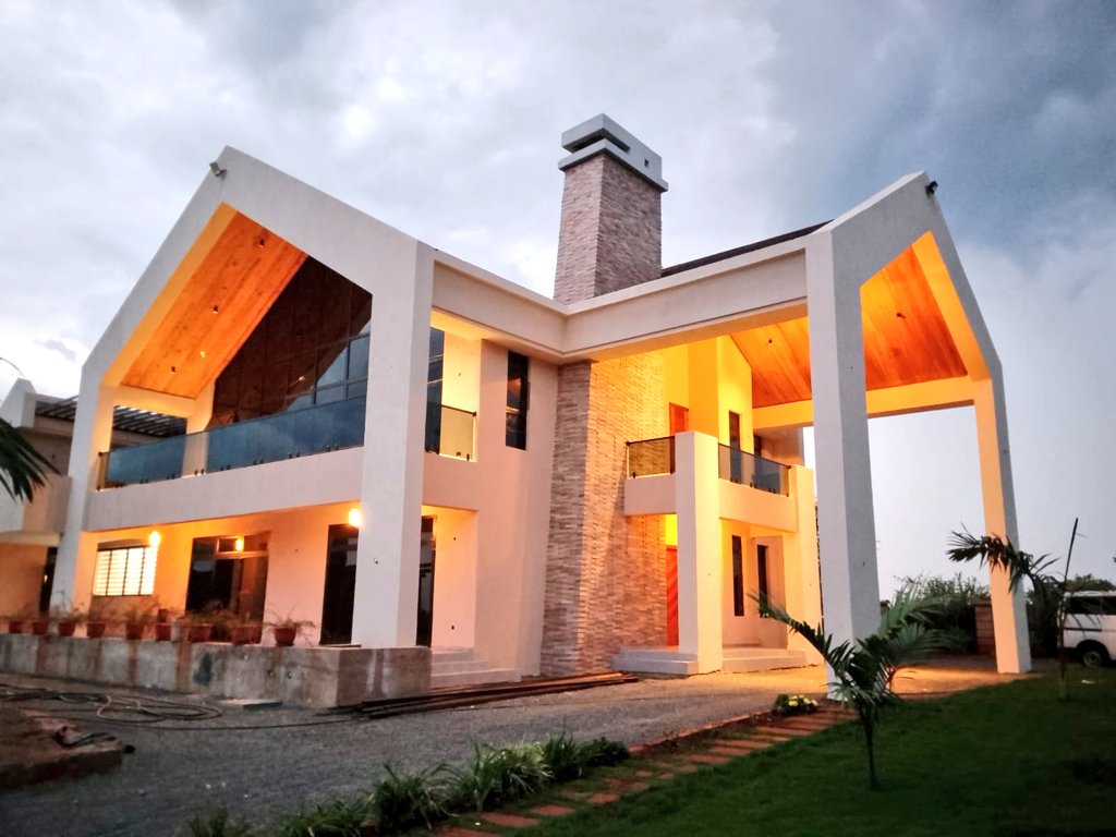 Constra_'s tweet image. 🚧 A visually compelling residence that merges modern design with warm natural finishes 

🏠 Project Type: 5-Bedroom Bungalow
📍 Location: Thika greens, Kenya
📏 Plot Size: 1/3 Acre
📐 House Size: 750 sqm

PROJECT TEAM:
🎨 Design by: @ArchitectMwangi
🔨 Execution by:@MOSAFE_
👷🏽…