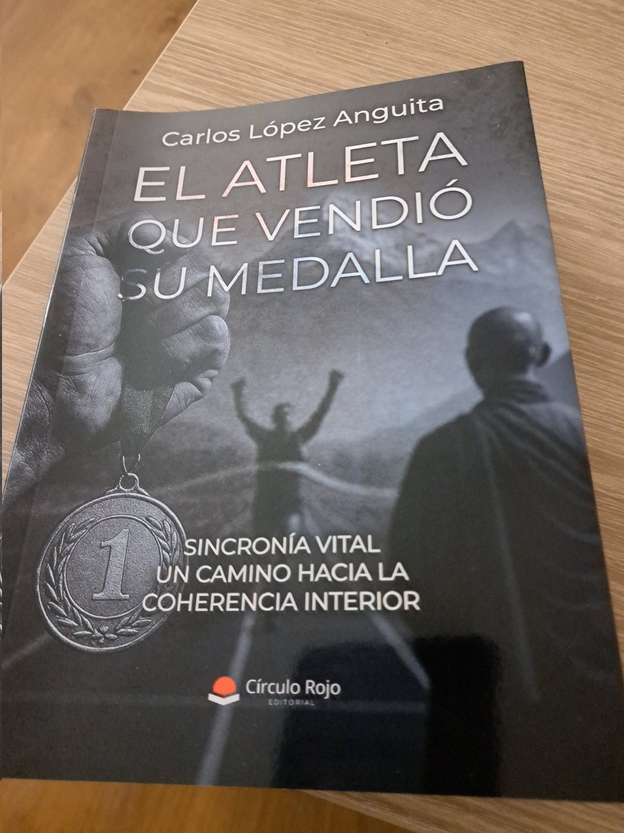 Desde ese momento todo comenzo a moverse en camara lenta. " Asistencia -- grito uno de los jueces de pista, bridandonos con su emocion un cegador vislumbre de lo obvio --- Alvaro esta en apuros." 📚#ElAtletaQueVendioSuMedalla