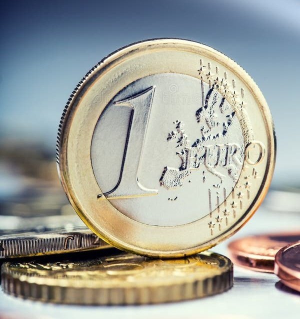 TeamCRonaldo's tweet image. Fun fact

If Cristiano Ronaldo drops a 1€ coin, he would earn 25€ before it even touches the ground.