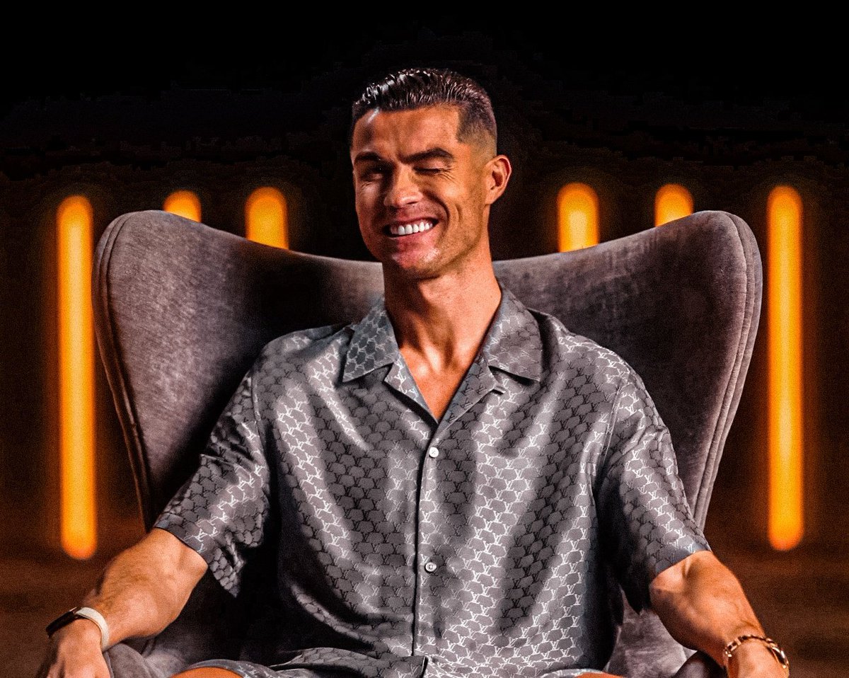 TeamCRonaldo's tweet image. Fun fact

If Cristiano Ronaldo drops a 1€ coin, he would earn 25€ before it even touches the ground.