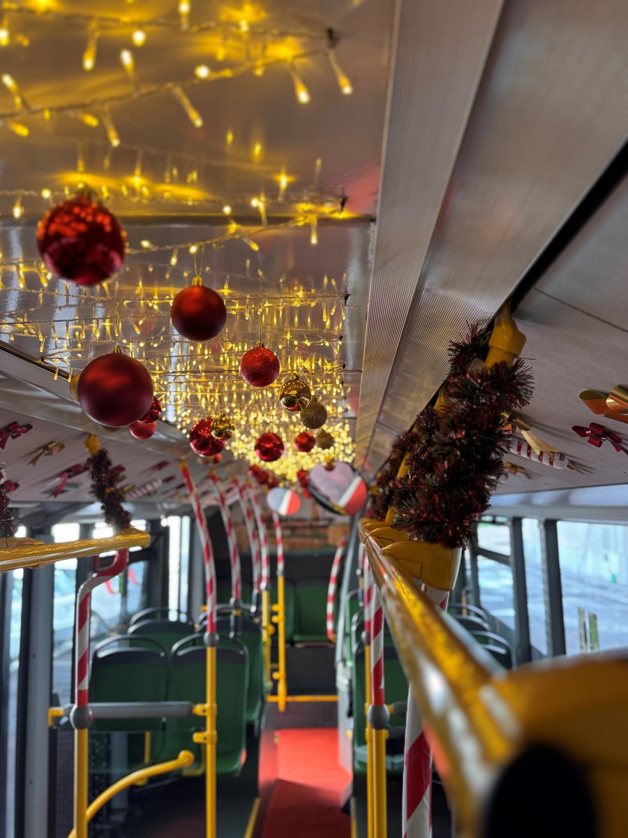 🎁 El Bus de los Deseos ilumina hoy la Línea 2⃣. 

¡Déjate sorprender por su espíritu navideño! ✨❤️

#MuéveteConMagiaEnAucorsa