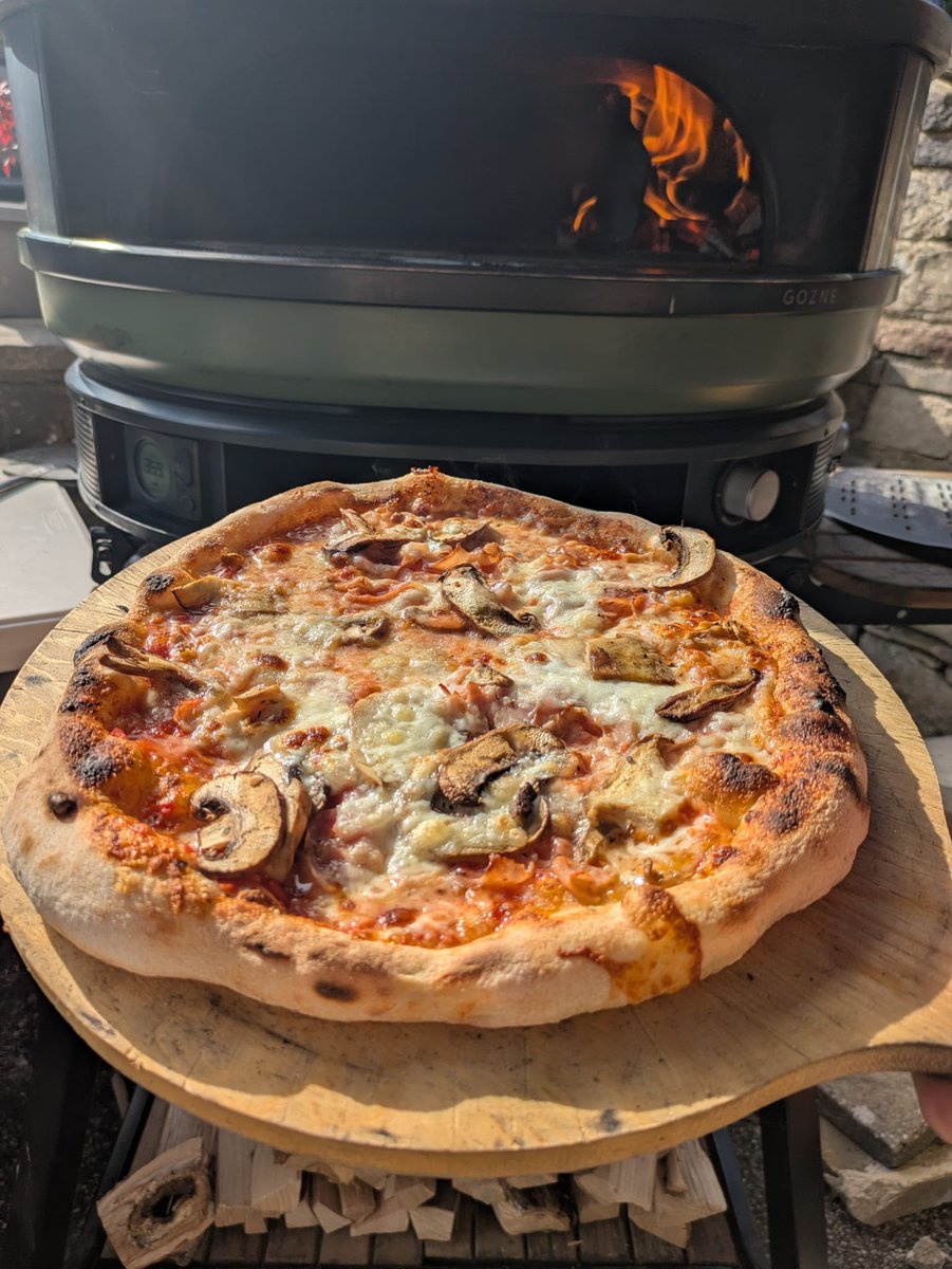 GooseTap's tweet image. Saturday 6th is our final food van of the year, and its a belter!! Scho’s Doughs will be with us 12-7pm m. They’re bringing two ovens and plenty of pizza to keep you going 🍺🍕