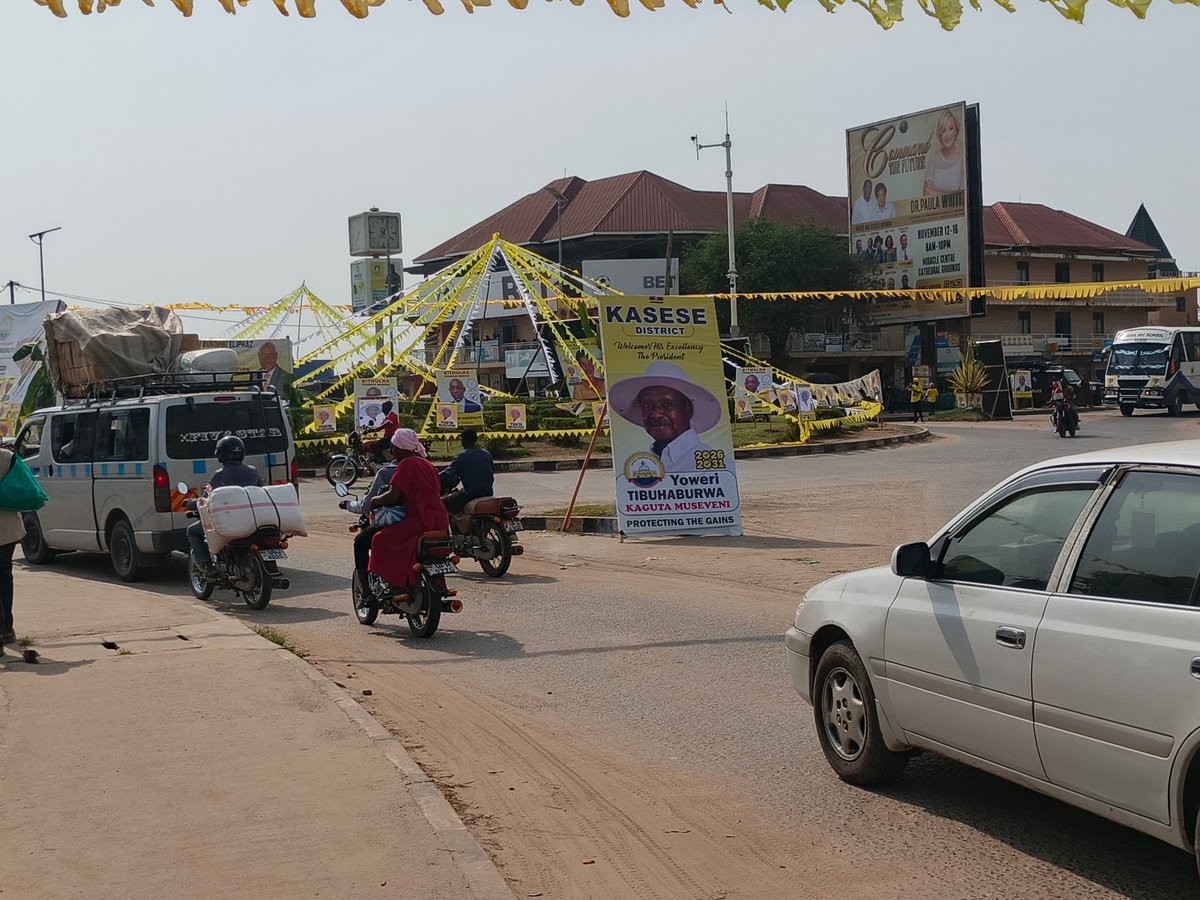 Photo!The Kasese roundabout has been beautifully decorated, clearly showing that the district is preparing to welcome His Excellency <a href="/KagutaMuseveni/">Yoweri K Museveni</a> , the President of the Republic of Uganda, who is holding a rally in the area today.
#KGRUPDATES