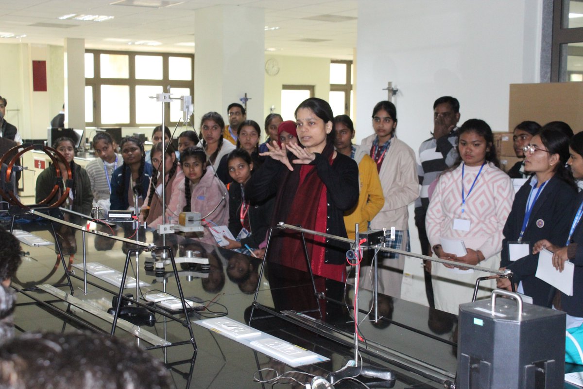 CS2_IISERB's tweet image. We welcomed students &amp;amp; teachers from 𝗚𝗼𝘃𝘁 𝗦𝗰𝗵𝗼𝗼𝗹𝘀, 𝗔𝘀𝗵𝘁𝗮 𝗕𝗹𝗼𝗰𝗸, 𝗦𝗲𝗵𝗼𝗿𝗲, to @iiserb for an educational visit.
The visit included an inspiring talk by Dr. Ram Kumar Mishra, explorations of the Chemistry and physics labs, and a tour of the Central Library