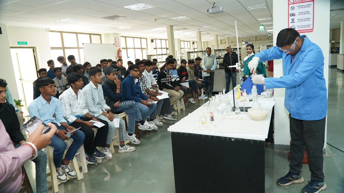 CS2_IISERB's tweet image. We welcomed students &amp;amp; teachers from 𝗚𝗼𝘃𝘁 𝗦𝗰𝗵𝗼𝗼𝗹𝘀, 𝗔𝘀𝗵𝘁𝗮 𝗕𝗹𝗼𝗰𝗸, 𝗦𝗲𝗵𝗼𝗿𝗲, to @iiserb for an educational visit.
The visit included an inspiring talk by Dr. Ram Kumar Mishra, explorations of the Chemistry and physics labs, and a tour of the Central Library