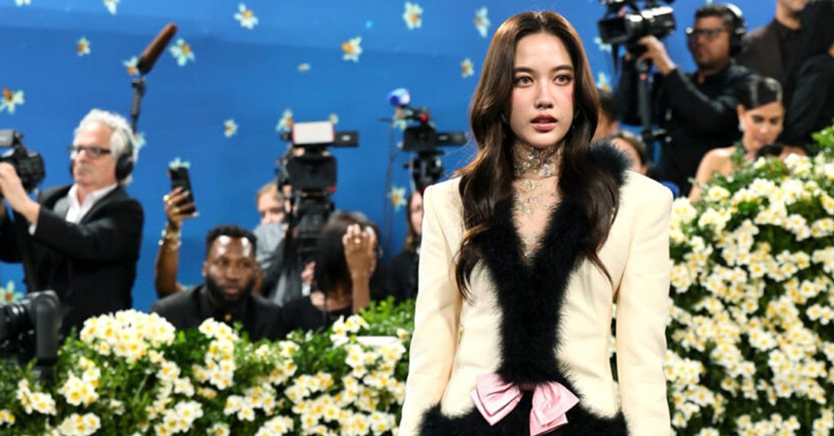 Fazbuy1's tweet image. Freen Sarocha isn’t just a muse; she’s a GDP boost. 📈

The industry is sanitizing her timeline to fit a polished Euro-narrative, erasing the grit of her actual rise. It’s soft power meets hard cash.

Is this cultural diplomacy or just Western dilution?