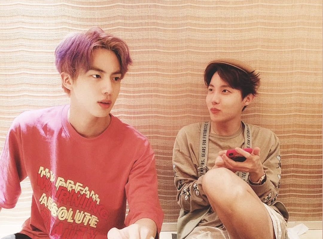 Hoseok senin galeri dolu yani görmediğimiz fotoları atsan şöyle bol bol😭