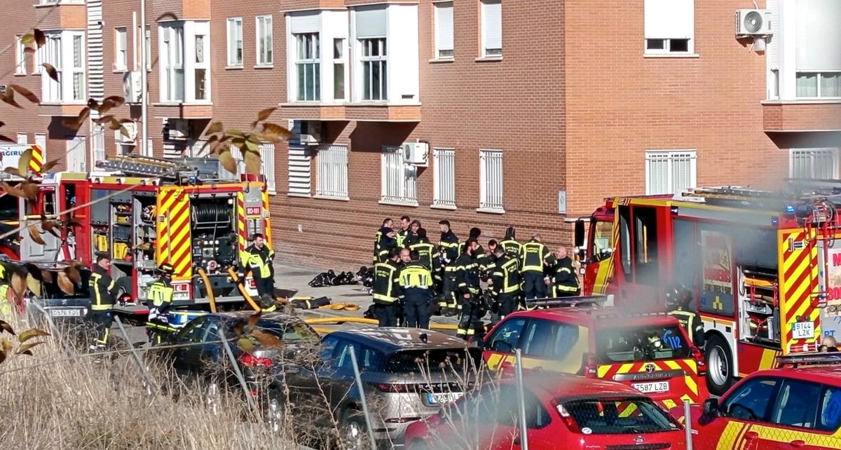 🚒 Ayer vivimos un susto importante en el barrio con el incendio de un vehículo en el garaje de la urbanización junto a la Renfe.
Gracias a <a href="/bomberos/">bomberos</a>, <a href="/policiademadrid/">Policía Municipal de Madrid</a> y <a href="/EmergenciasMad/">Emergencias Madrid</a> por su rápida actuación.
Ojalá que luz y presión del agua vuelvan pronto a hogares afectados.