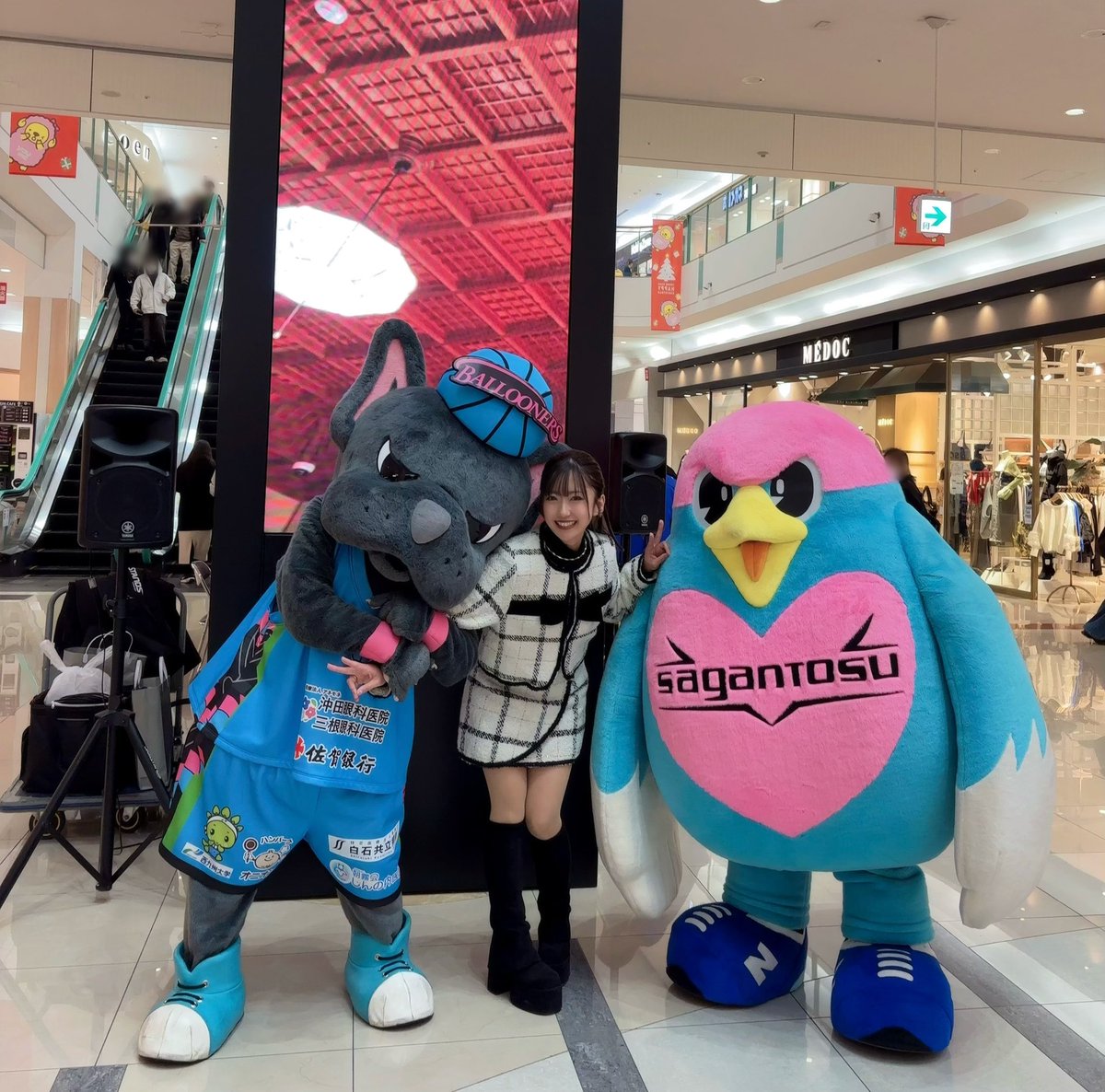 ゆめタウン佐賀にて、セントラルコート
ビジョンリニューアル点灯式の
司会進行させていただきました🎤⋆꙳
バルたんとウィントスくんも来てたよ🏀⚽️

このままゆめさがプラス生放送もがんばりますばい📺( * ･ ∀･*)︎︎︎︎