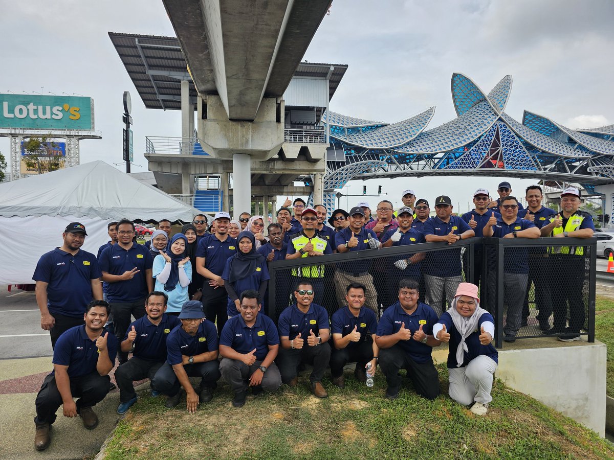Pengarah Kerja Raya Melaka, Tuan Ir. Hj. Mohamad Salzeli bin Moktar hadir dalam Program Corporate Social Responsibility (CSR) Bagi Kesiapsiagaan Monsun Timur Laut 2025 yang diadakan di Jalan FT019, Lebuh AMJ.