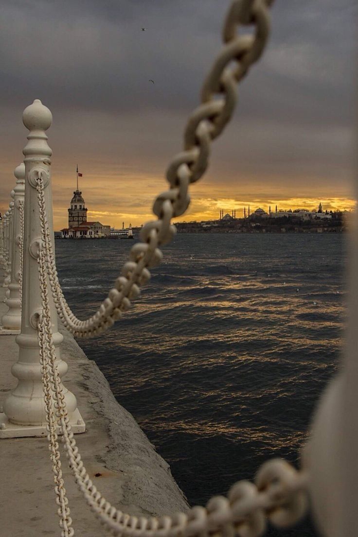 "Umarım karşımıza hep denize bakmak gibi hissettiren insanlar çıkar. Işıl ışıl, huzurlu ve kaygısız.."