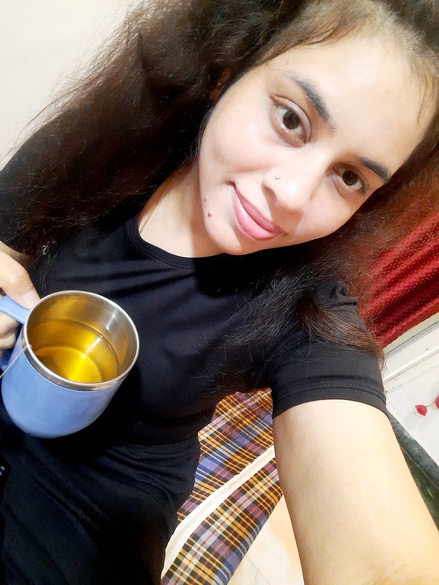 मुश्किलें कितनी भी गहरी क्यों न हों,
इंसान का इरादा अगर सच्चा हो…
तो रास्ते खुद ब खुद रोशन होने लगते हैं।
Good afternoon 😊