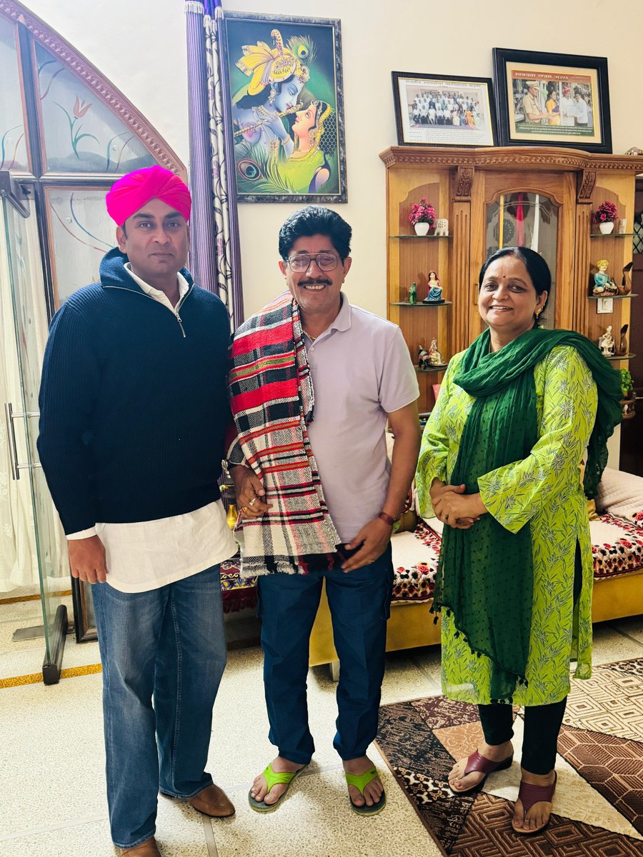 श्री उम्मेदसिंह जी गोदारा प्राचार्य (राजकीय PG महाविद्यालय बाड़मेर) के सेवानिवृत होने पर आज उनके निवास पहुँचकर बधाई एवं शुभकामनाएँ प्रेषित की। #Barmer