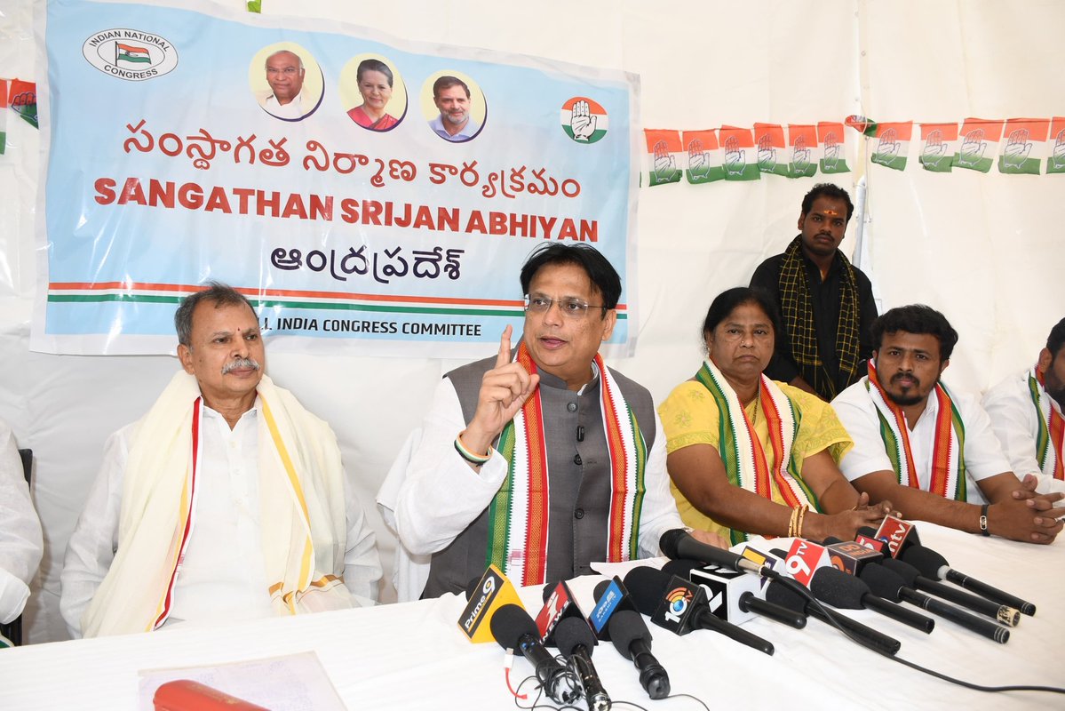 ajaydharamsingh's tweet image. ಆಂಧ್ರಪ್ರದೇಶದ ಪುಟ್ಟಪರ್ತಿ ಪಟ್ಟಣದಲ್ಲಿ ಆಯೋಜಿಸಿದ  ಮಹತ್ವದ ಪತ್ರಿಕಾಗೋಷ್ಠಿಯಲ್ಲಿ ಪಾಲ್ಗೊಂಡು  ಕಾಂಗ್ರೆಸ್ ಪಕ್ಷದ ವತಿಯಿಂದ &apos;ಸಂಘಟನ್ ಸೃಜನ್ ಅಭಿಯಾನ&apos; ಕಾರ್ಯಕ್ರಮದ ಸಂಪೂರ್ಣ ರೂಪುರೇಷೆಗಳು ಮತ್ತು ಕಾರ್ಯಕ್ರಮದ ಉದ್ದೇಶಗಳ ಬಗ್ಗೆ ಮಾಹಿತಿ ನೀಡಲಾಯಿತು.
ಈ ವಿನೂತನ ಅಭಿಯಾನದಿಂದ ಸ್ಥಳೀಯ ಮಟ್ಟದಲ್ಲಿ ಪಕ್ಷದ ಕಾರ್ಯಕರ್ತರು ಮತ್ತು ನಾಯಕರ…