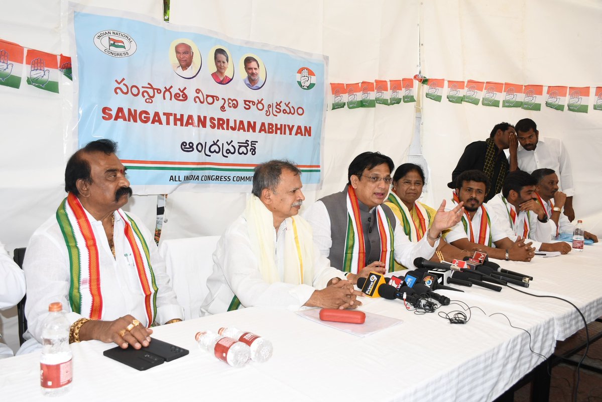 ajaydharamsingh's tweet image. ಆಂಧ್ರಪ್ರದೇಶದ ಪುಟ್ಟಪರ್ತಿ ಪಟ್ಟಣದಲ್ಲಿ ಆಯೋಜಿಸಿದ  ಮಹತ್ವದ ಪತ್ರಿಕಾಗೋಷ್ಠಿಯಲ್ಲಿ ಪಾಲ್ಗೊಂಡು  ಕಾಂಗ್ರೆಸ್ ಪಕ್ಷದ ವತಿಯಿಂದ &apos;ಸಂಘಟನ್ ಸೃಜನ್ ಅಭಿಯಾನ&apos; ಕಾರ್ಯಕ್ರಮದ ಸಂಪೂರ್ಣ ರೂಪುರೇಷೆಗಳು ಮತ್ತು ಕಾರ್ಯಕ್ರಮದ ಉದ್ದೇಶಗಳ ಬಗ್ಗೆ ಮಾಹಿತಿ ನೀಡಲಾಯಿತು.
ಈ ವಿನೂತನ ಅಭಿಯಾನದಿಂದ ಸ್ಥಳೀಯ ಮಟ್ಟದಲ್ಲಿ ಪಕ್ಷದ ಕಾರ್ಯಕರ್ತರು ಮತ್ತು ನಾಯಕರ…