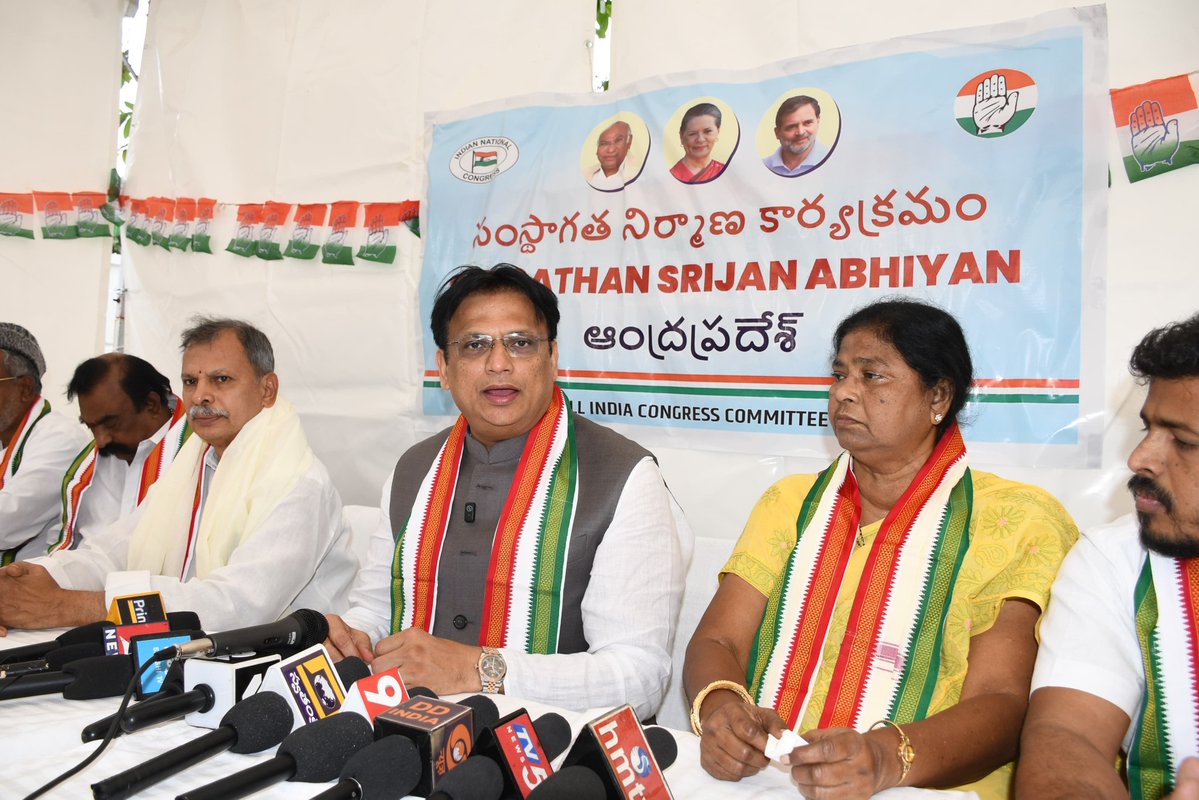 ajaydharamsingh's tweet image. ಆಂಧ್ರಪ್ರದೇಶದ ಪುಟ್ಟಪರ್ತಿ ಪಟ್ಟಣದಲ್ಲಿ ಆಯೋಜಿಸಿದ  ಮಹತ್ವದ ಪತ್ರಿಕಾಗೋಷ್ಠಿಯಲ್ಲಿ ಪಾಲ್ಗೊಂಡು  ಕಾಂಗ್ರೆಸ್ ಪಕ್ಷದ ವತಿಯಿಂದ &apos;ಸಂಘಟನ್ ಸೃಜನ್ ಅಭಿಯಾನ&apos; ಕಾರ್ಯಕ್ರಮದ ಸಂಪೂರ್ಣ ರೂಪುರೇಷೆಗಳು ಮತ್ತು ಕಾರ್ಯಕ್ರಮದ ಉದ್ದೇಶಗಳ ಬಗ್ಗೆ ಮಾಹಿತಿ ನೀಡಲಾಯಿತು.
ಈ ವಿನೂತನ ಅಭಿಯಾನದಿಂದ ಸ್ಥಳೀಯ ಮಟ್ಟದಲ್ಲಿ ಪಕ್ಷದ ಕಾರ್ಯಕರ್ತರು ಮತ್ತು ನಾಯಕರ…