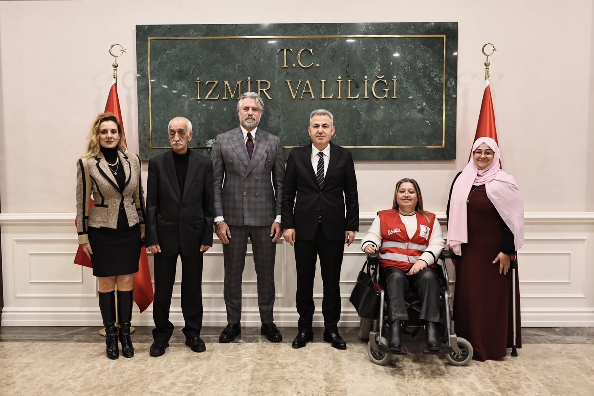 Türk Kızılay İzmir İl Başkanı Kerem Baykalmış ile Türk Kızılay Engelsiz İzmir İl Başkanı Mekkiye Uludağ, beraberlerindeki gönüllü heyetle birlikte 3 Aralık Dünya Engelliler Günü kapsamında İzmir Valisi Dr. Süleyman Elban’ı makamında ziyaret etti.