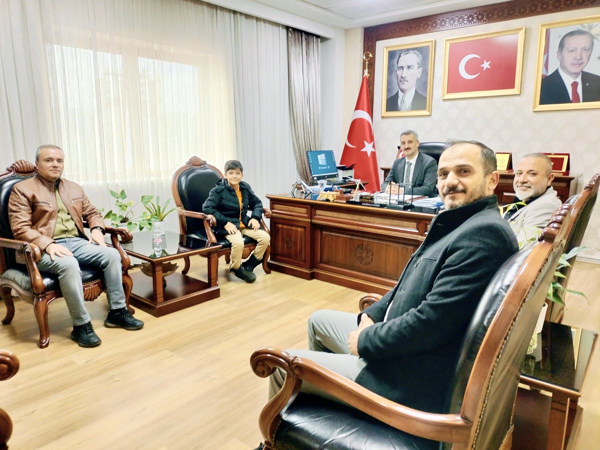 Toroslar İlçe Milli Eğitim Müdürü Kaan Aydemir, Dilimizin Zenginlikleri Projesi kapsamında düzenlenen Sözlük Tasarım Yarışmasında birincilik elde eden Mustafa Kemal İlkokulu 3/C sınıfı öğrencisi Ardıl Emir Tuncer' i makamında kabul etti.
<a href="/MersinMEM/">Mersin İl Millî Eğitim Müdürlüğü</a>